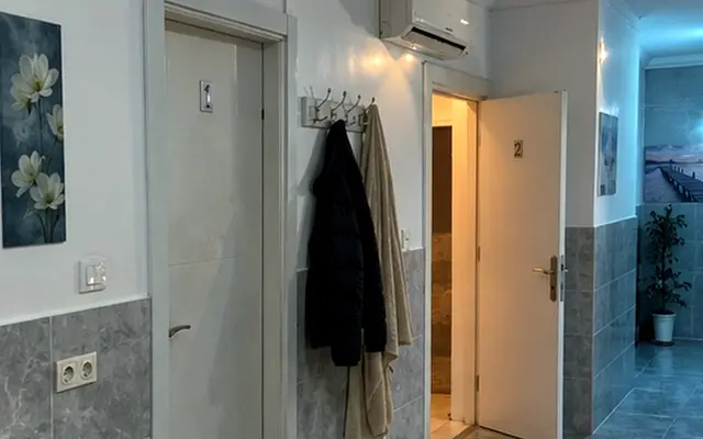 Oda girişinde askı ve temiz terlik — Tarabya, Masaj Salonun