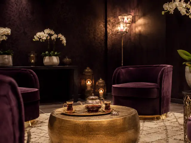 Kadife koltuklu, çay masalı bekleme salonu — Tarabya, Masaj Salonun