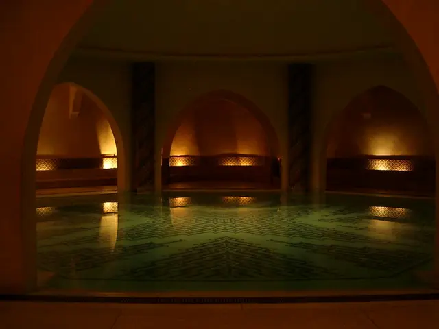 Kemerli nişlerle çevrili hamam havuzu — Tarabya, Masaj Salonun